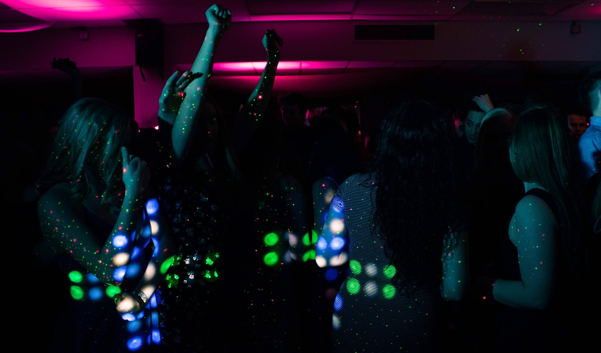 menschen feiern im nachtclub