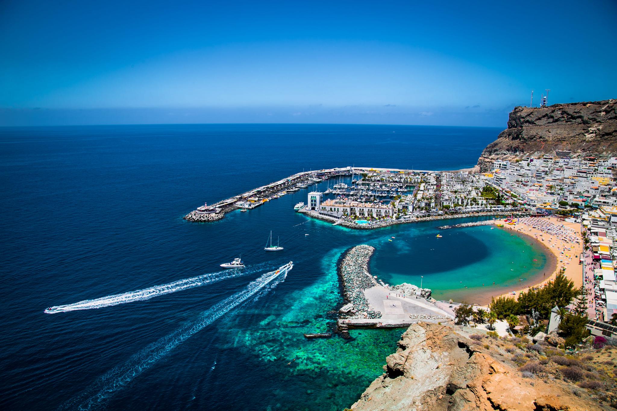 mogán strand von oben mit hafen