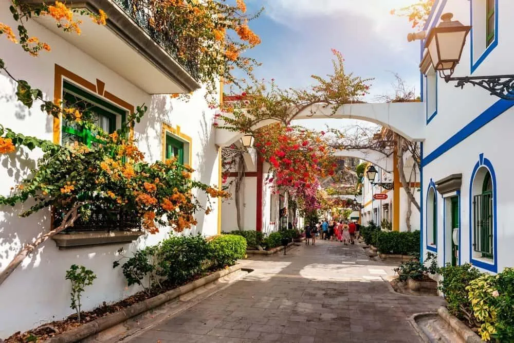 rue pittoresque ornée de bougainvilliers à Puerto de Mogán