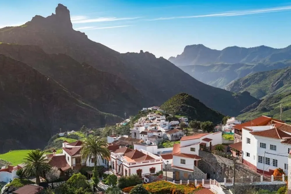 vue sur le Roque Bentayga depuis le village de Tejeda