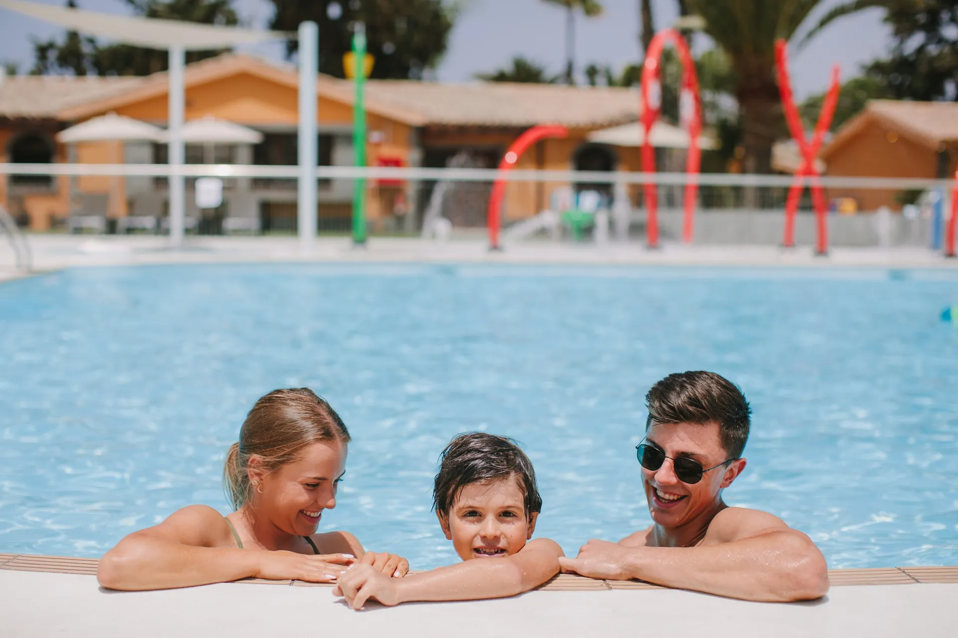 familia feliz en la piscina