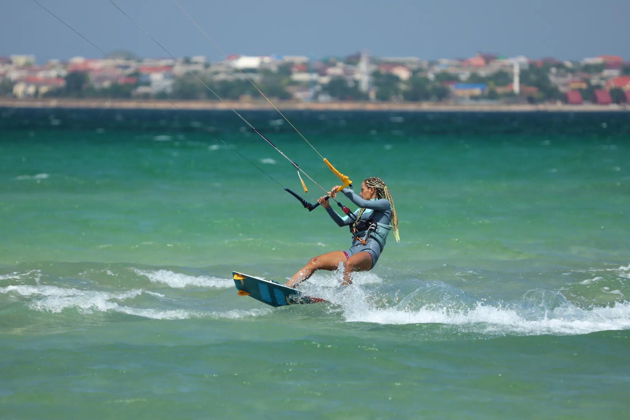 chica haciendo kitesurf