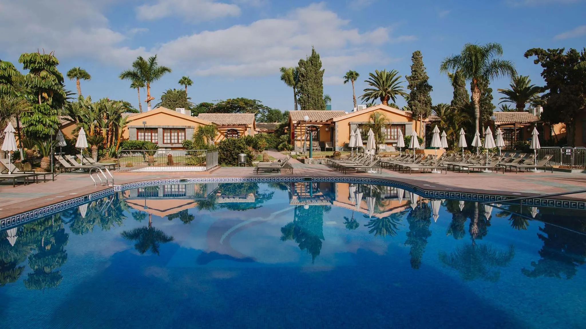 bild vom pool Suites & Villas
