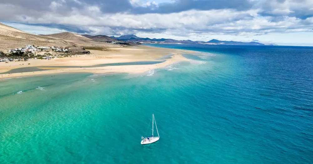 barco navegando costa fuerteventura